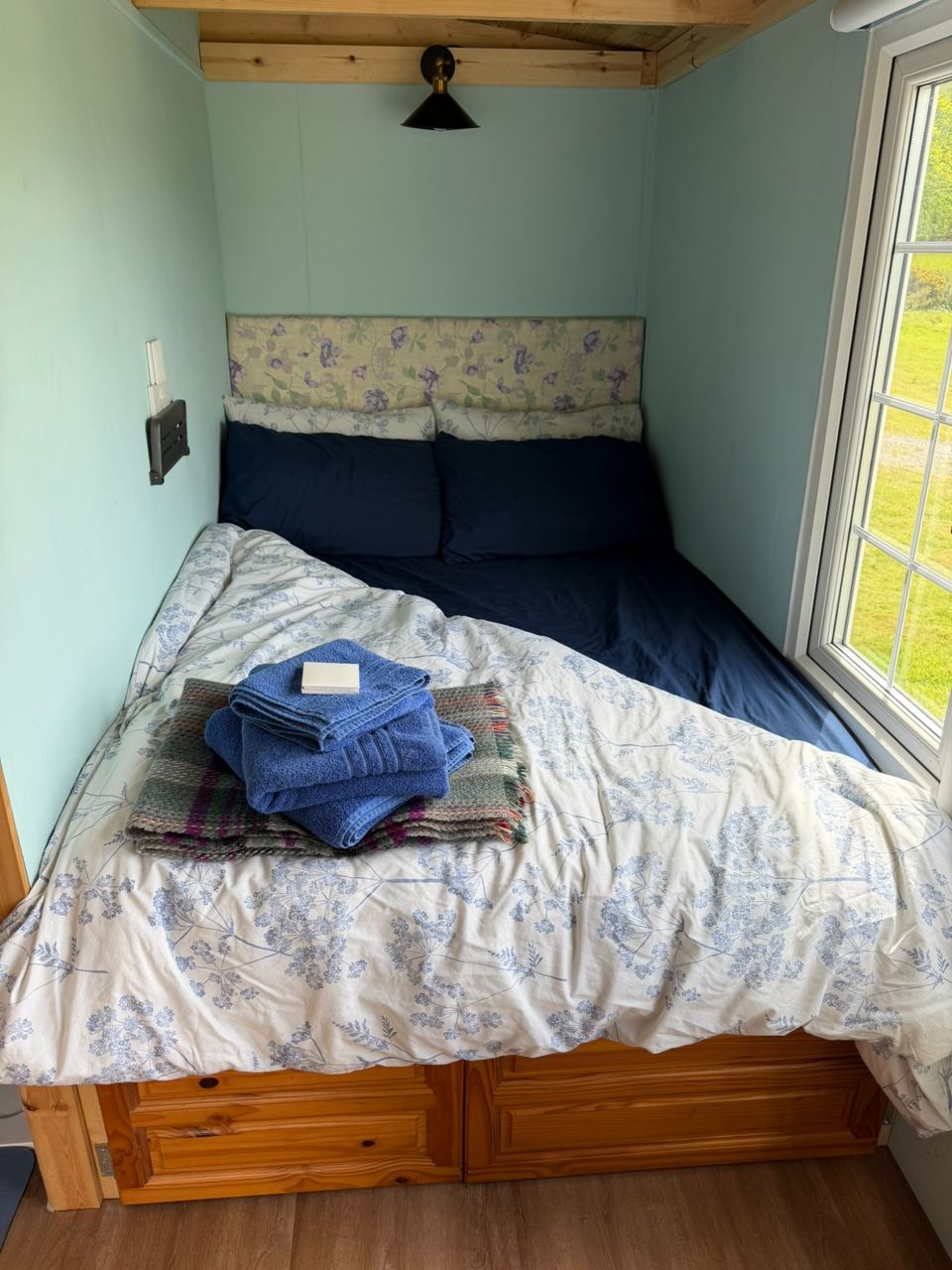Double bed with towels
