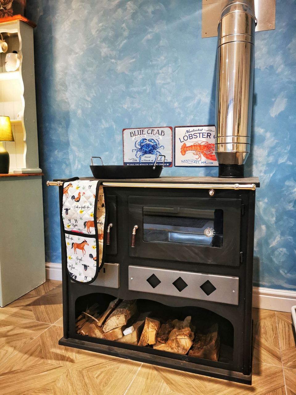 Range cooker and log store