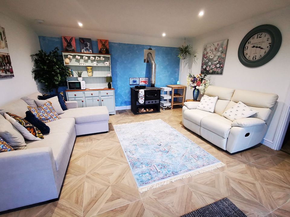 Spacious lounge