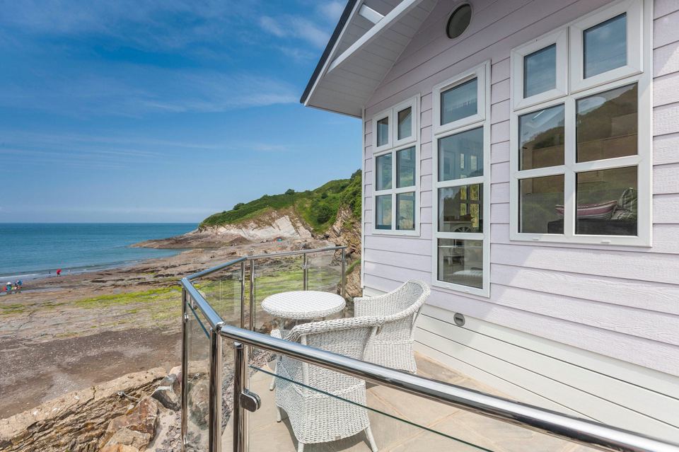 Beach hut with balcony