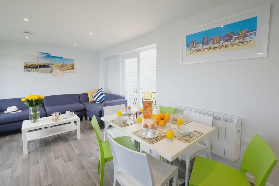 Lodge lounge with dining table