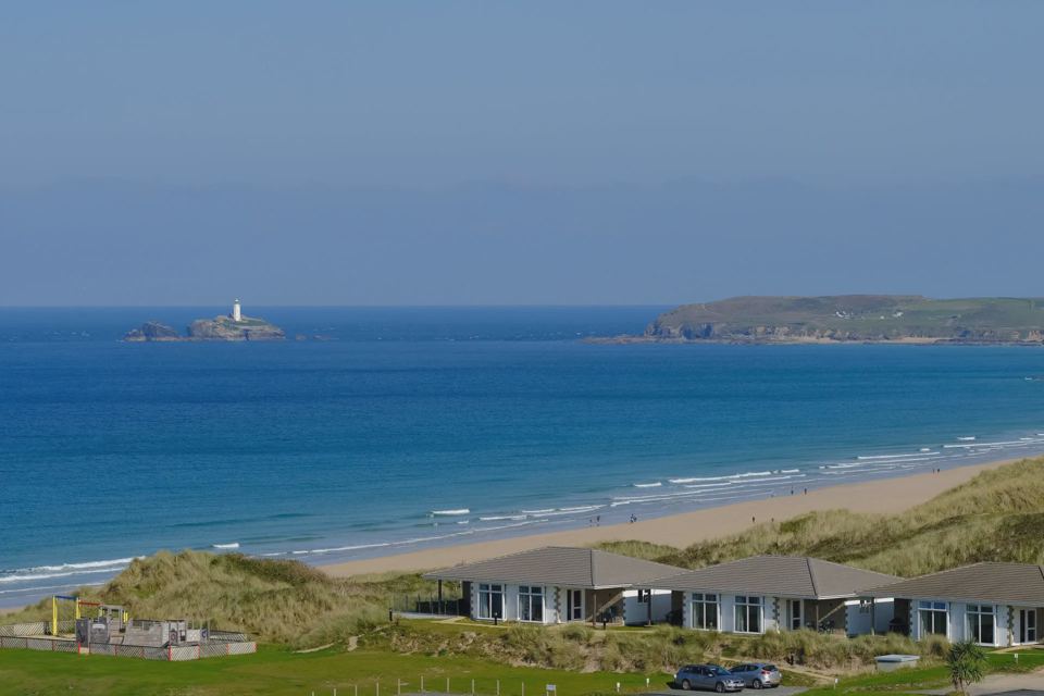 Sea view with lodges in the dunes