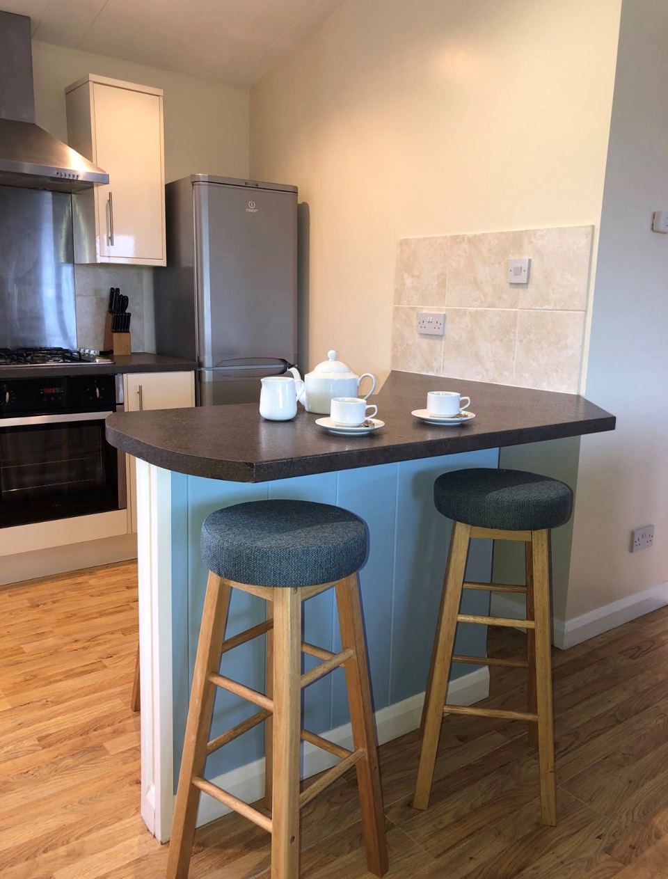 Kitchen with breakfast bar