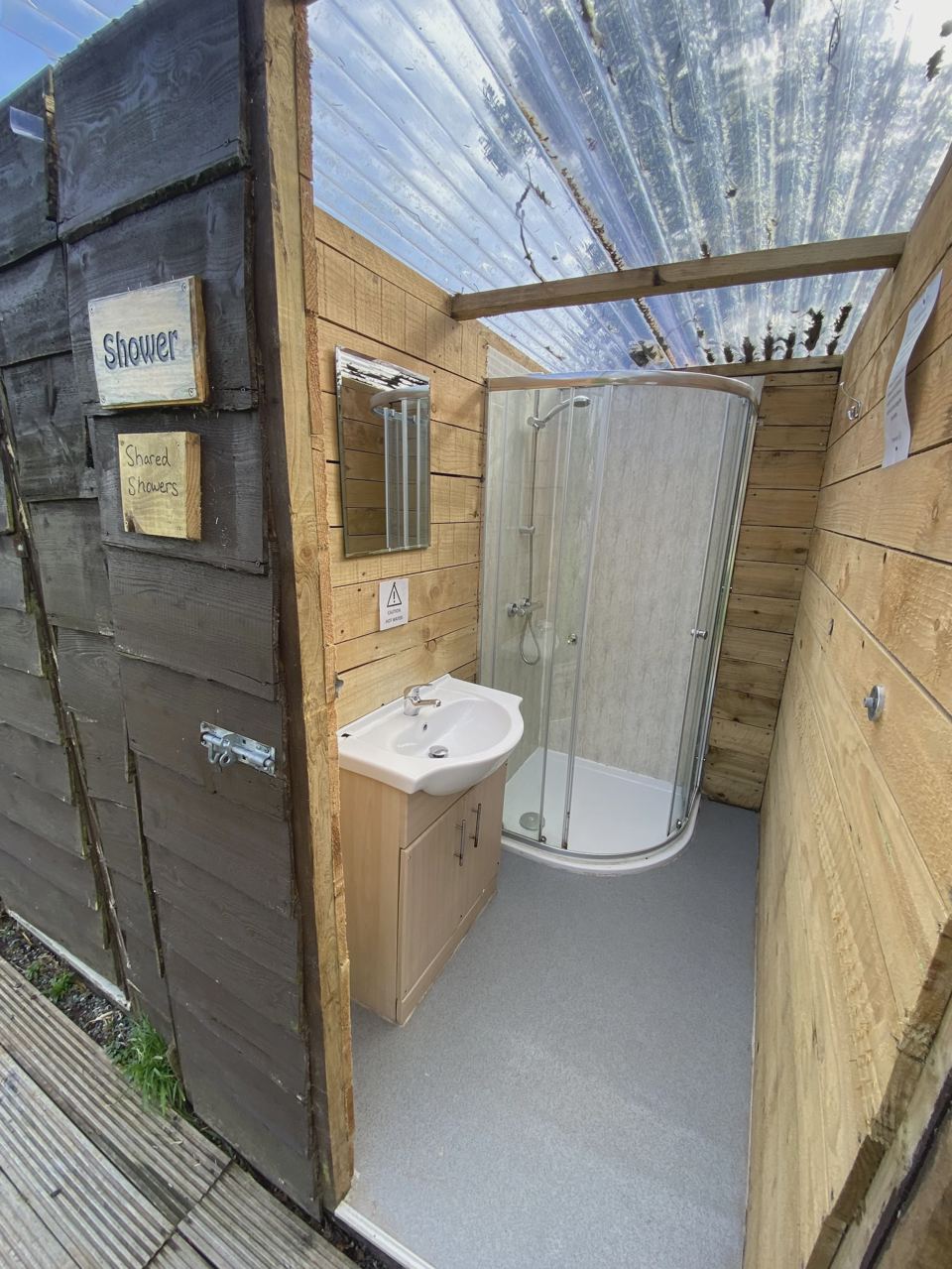 Shared outdoor shower cubicle