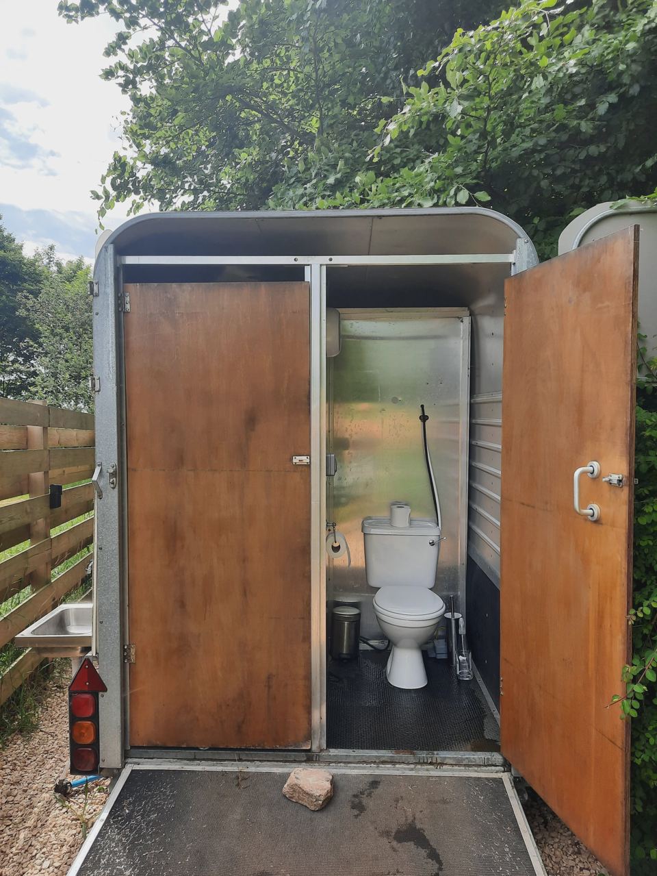 Horsebox toilet and shower