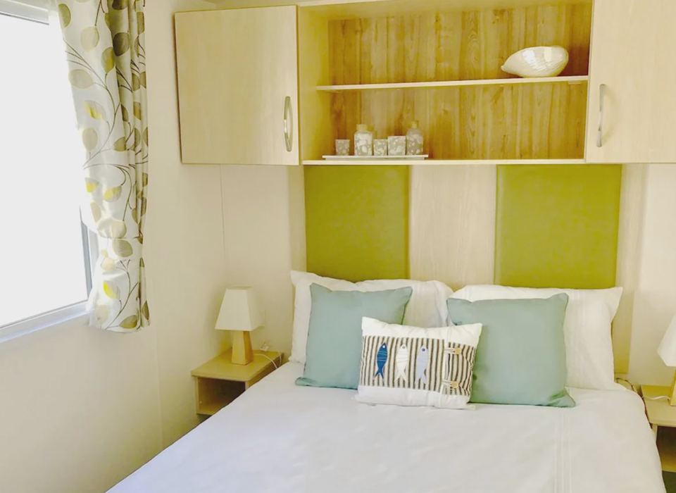 Double bedroom with bedside lamps