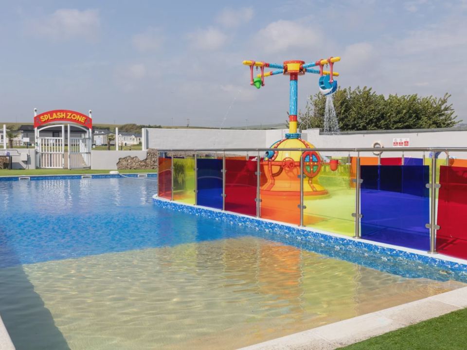 Pool with colourful splash feature