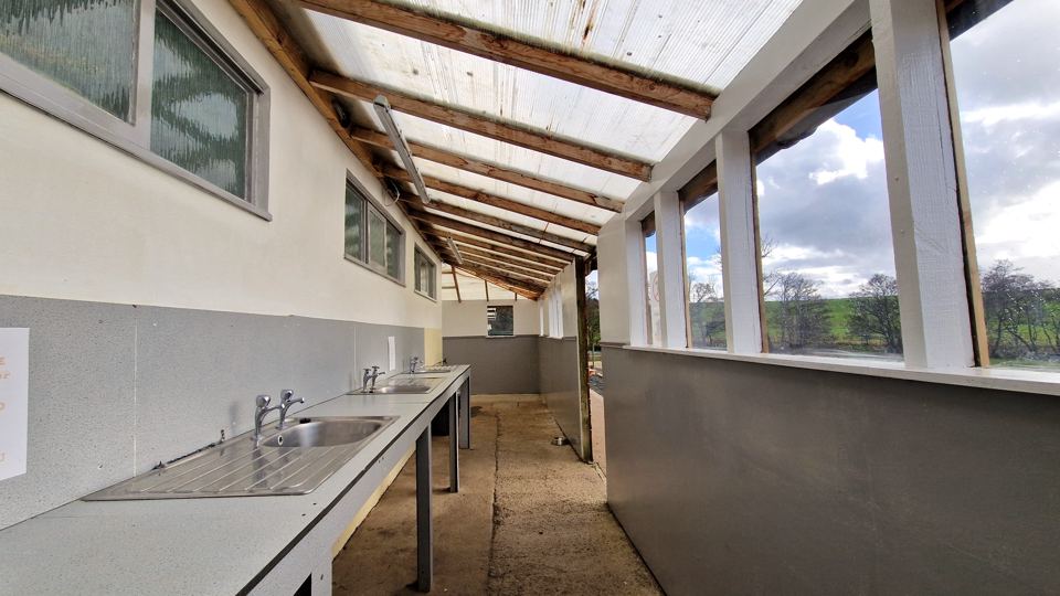 Covered washing-up area