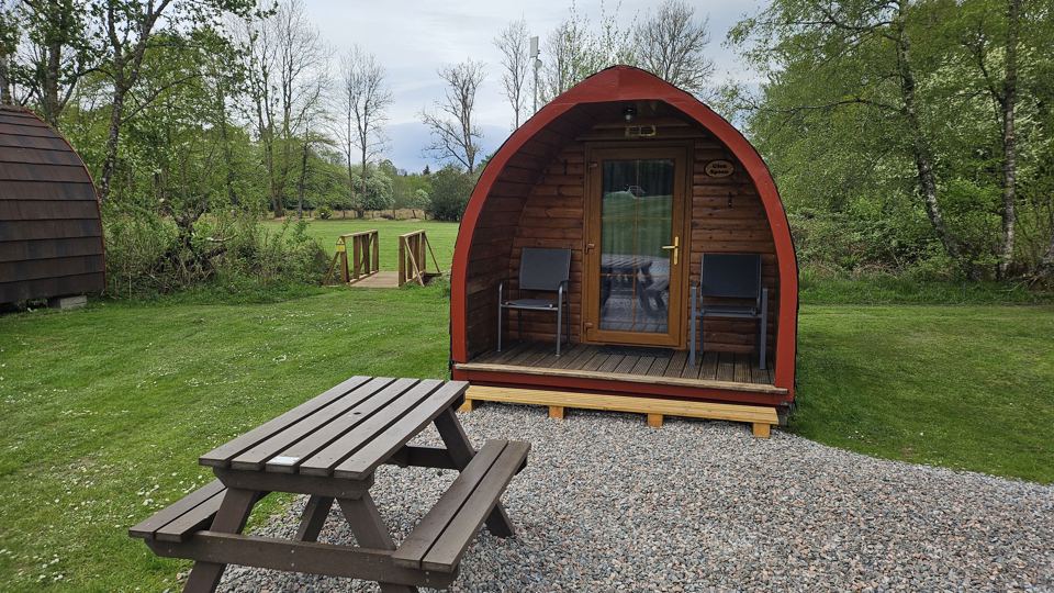 Log pod with picnic table