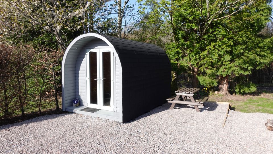 Log pod with picnic table