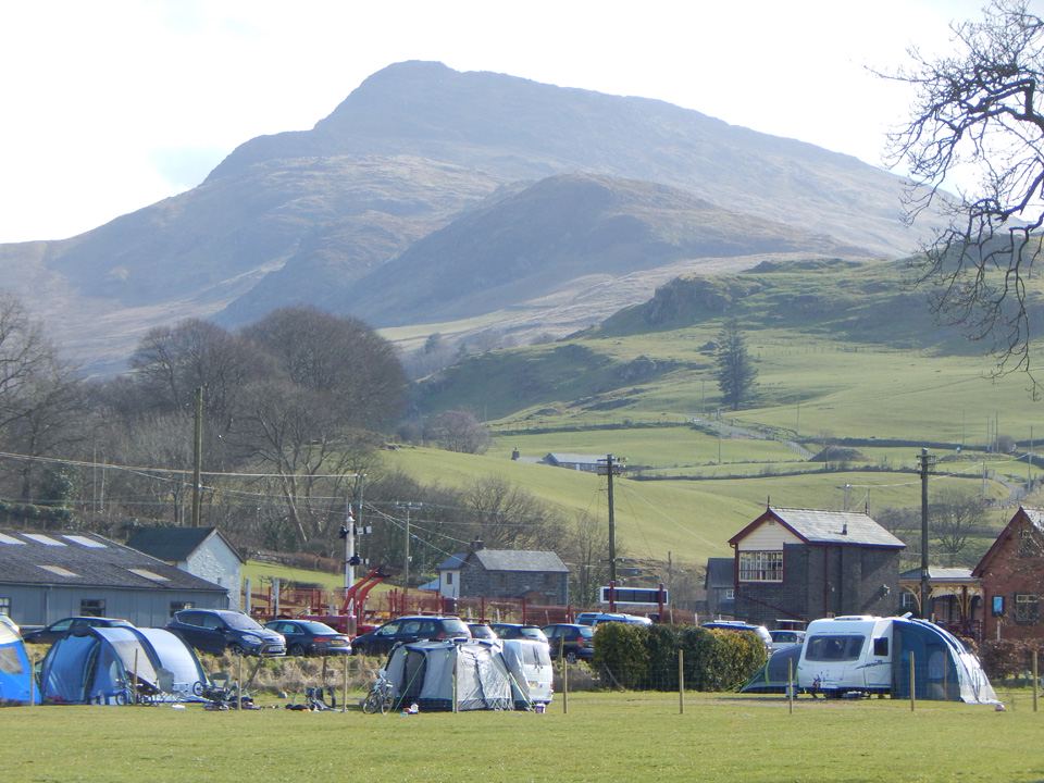 Tents and caravans below the hills