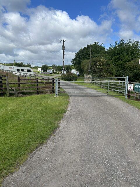 Entrance gate and drive