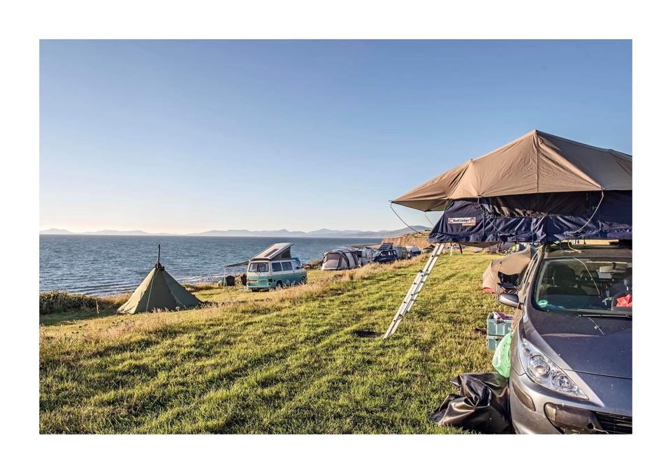 Roof tent by the water