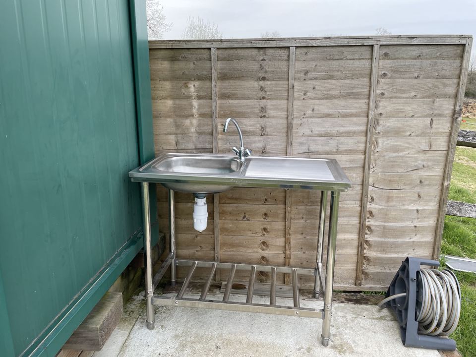 Outdoor washing-up sink