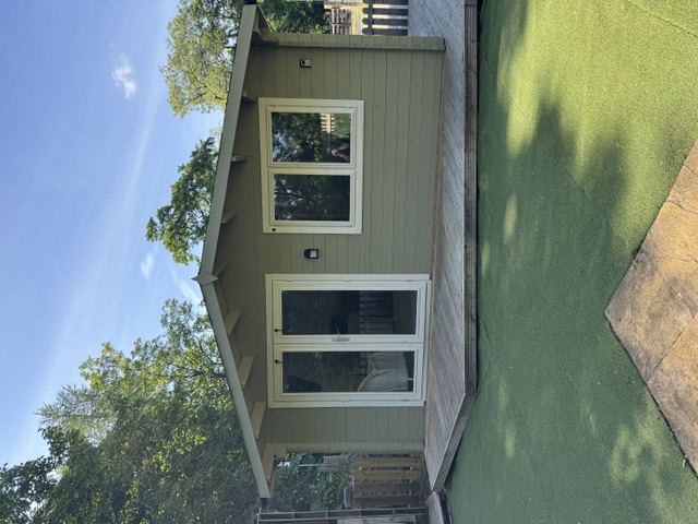 Side of the pod with windows