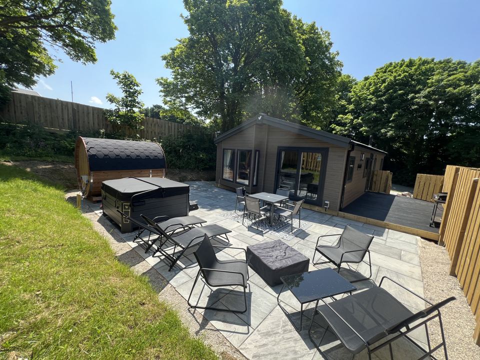Hot tub lodge garden