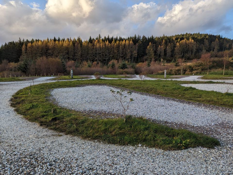 Curved gravel pitch bay