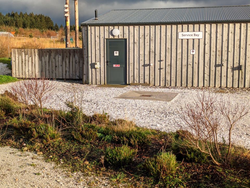 Service bay and facilities building