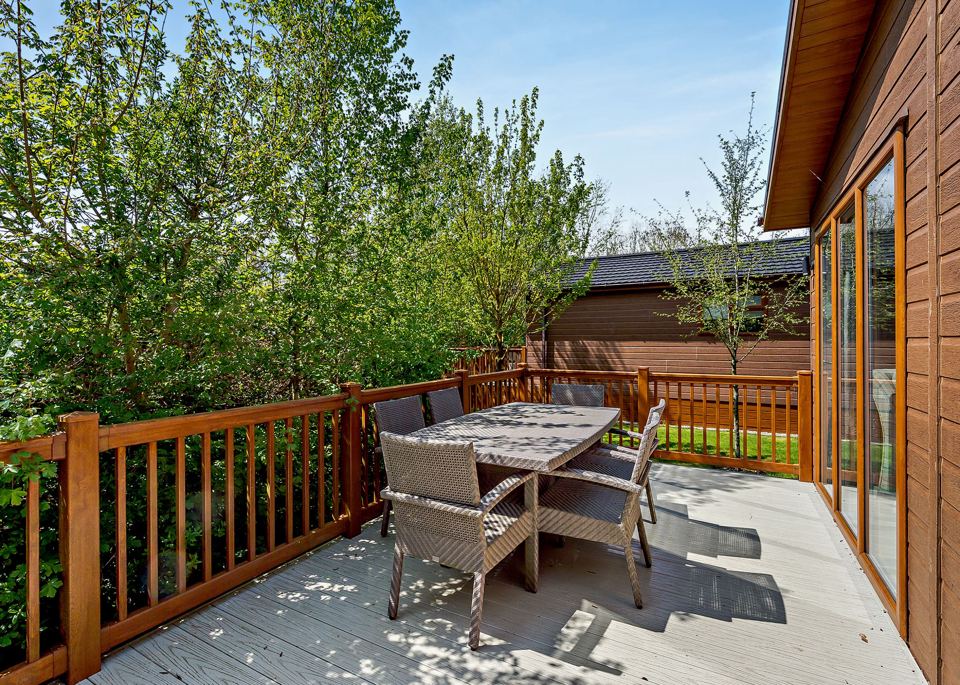 Lodge decking and table