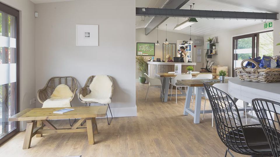 Lounge with dining table