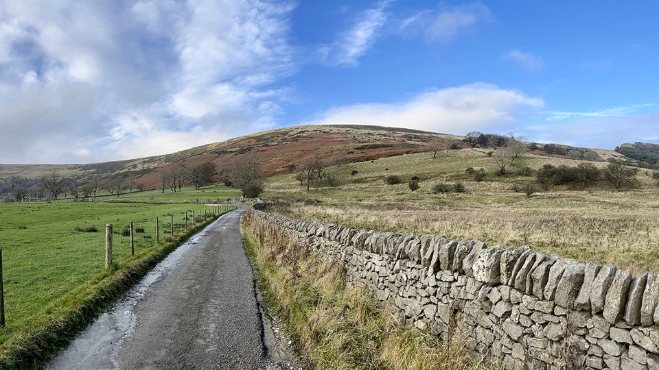 Lane and walls in the Peak District