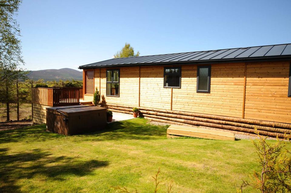 Lodge with hot tub on the lawn