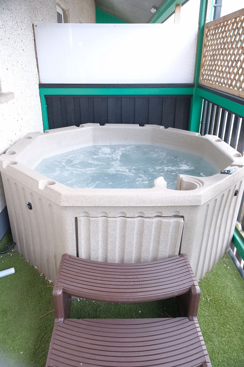 Private hot tub on balcony