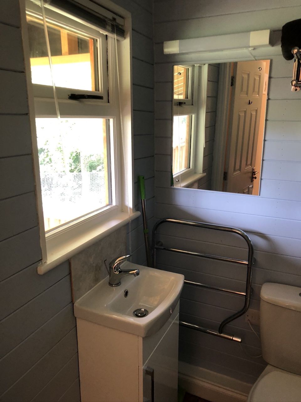 Lodge washbasin and window