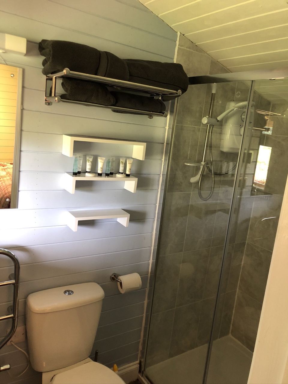 Lodge shower