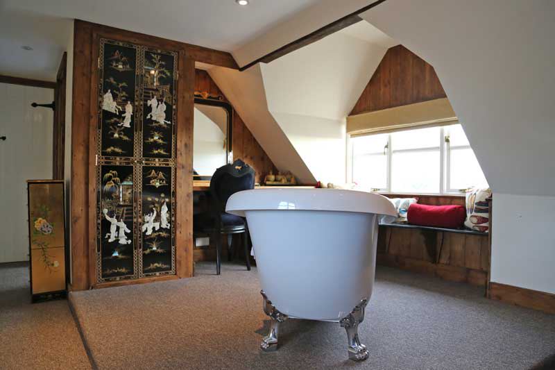 Roll-top bath in a lodge