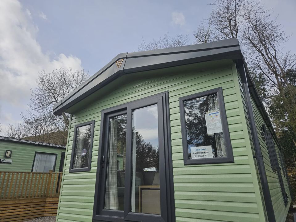 Green lodge with decking
