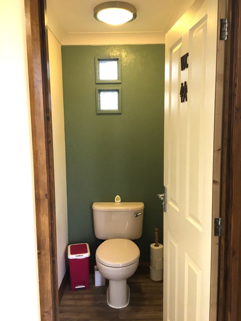 Toilet cubicle
