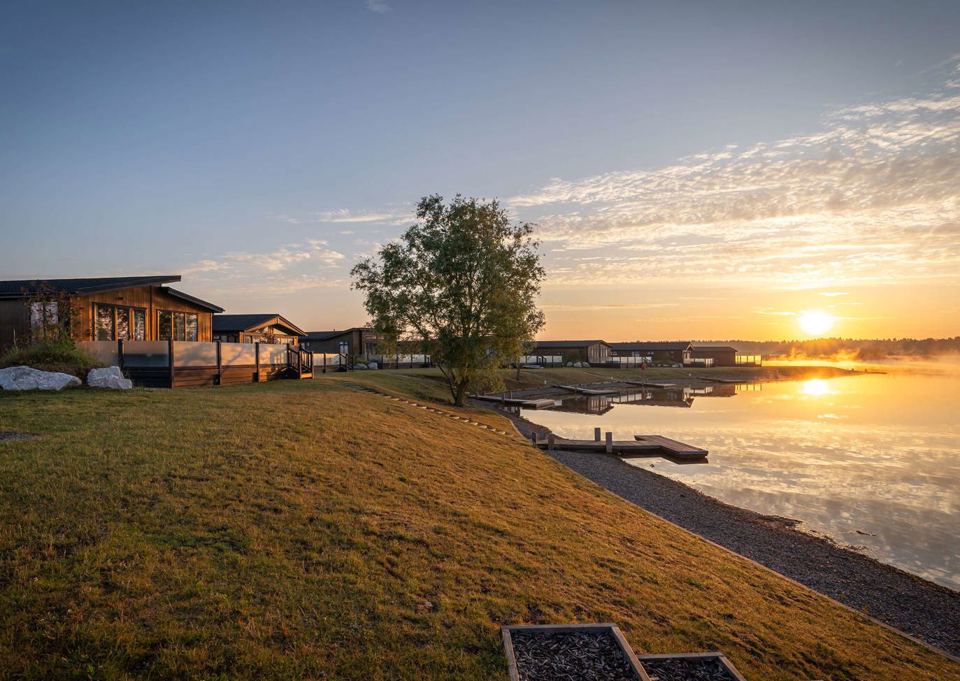 Lodges along the shore