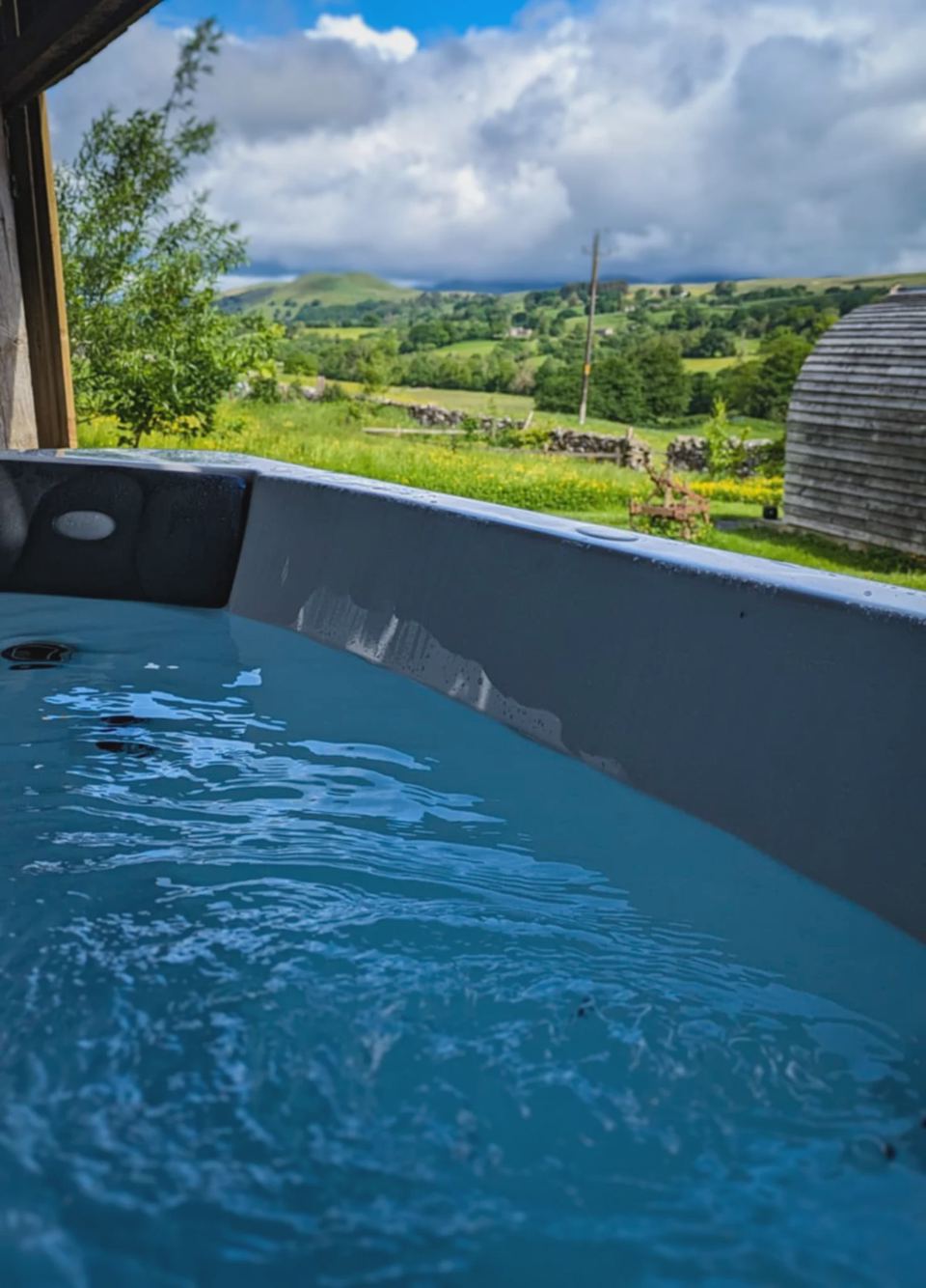 Hot tub with a view over the valley