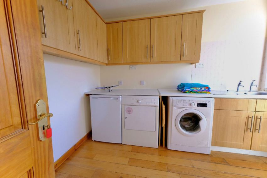Utility area with washing machine
