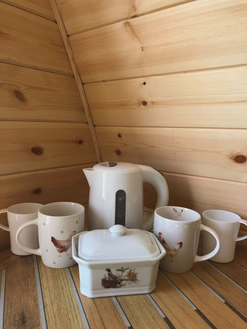Kettle and mugs in a pod