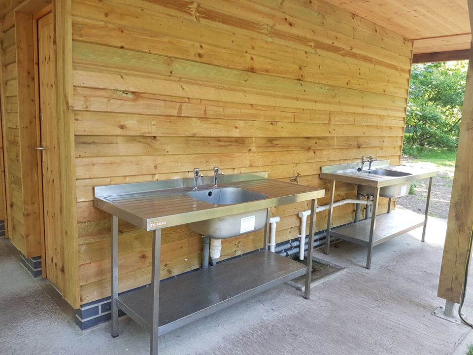 Covered washing-up sinks