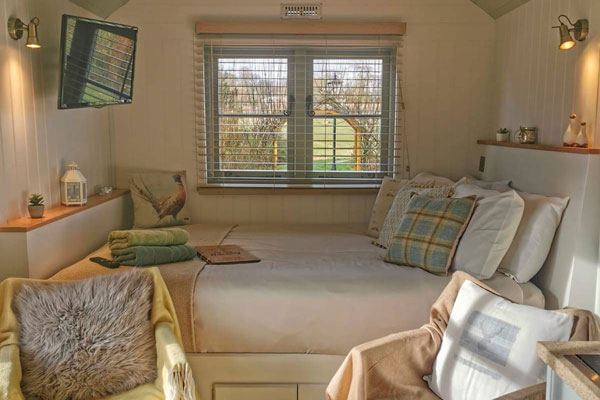 Hut bedroom and window