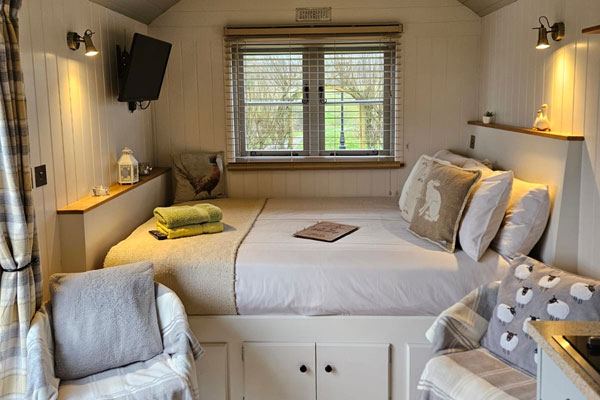 Hut with double bed