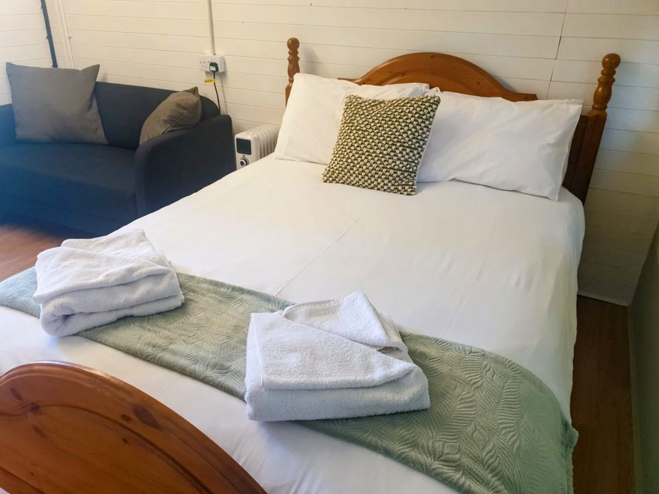 Double bed with towels