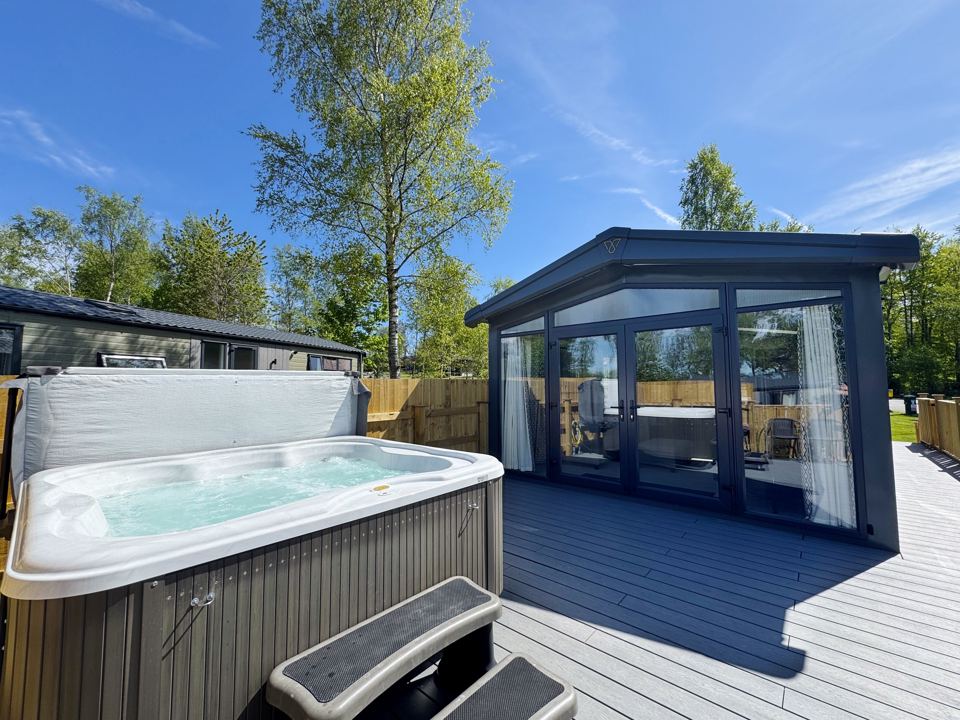 Hot tub beside a lodge