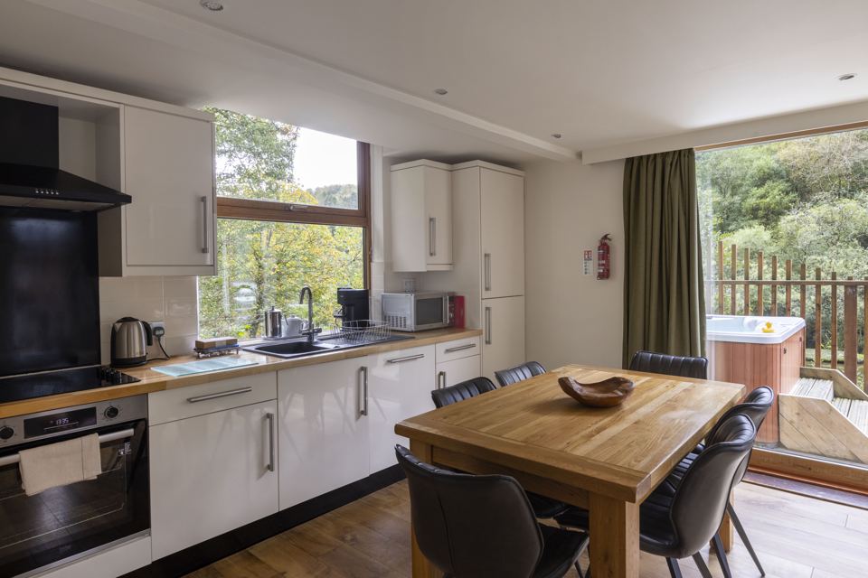 Kitchen with hot tub outside