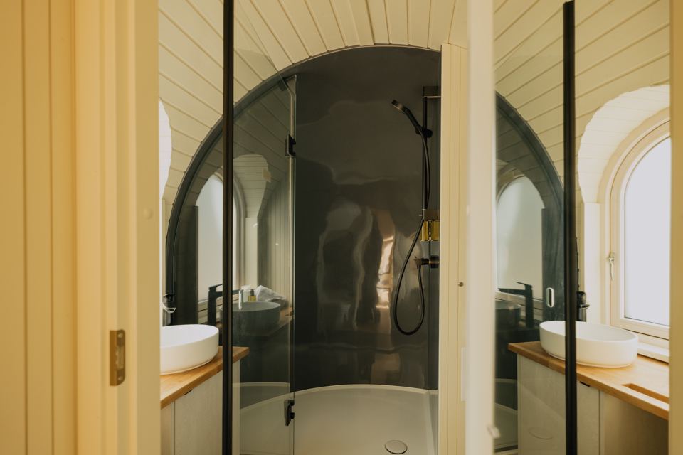 Cabin shower room
