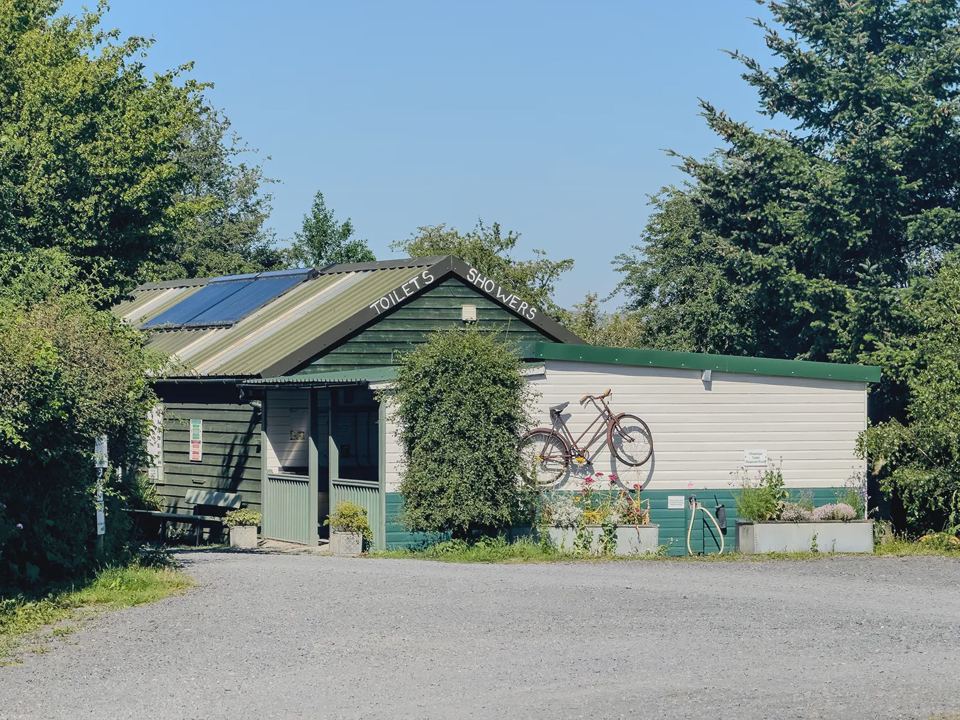 Solar-powered shower block
