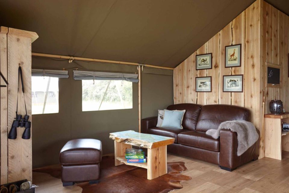 Lodge sitting area with leather sofa