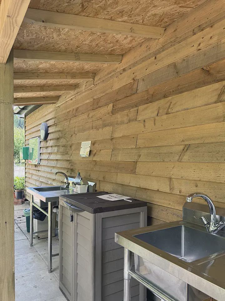 Covered washing-up area