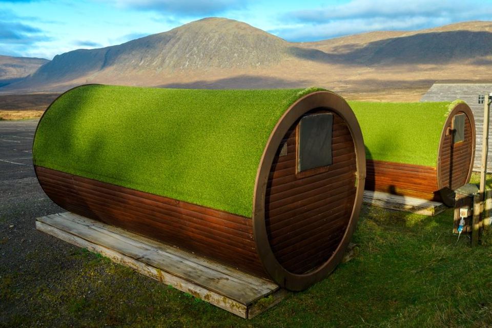 Barrel microlodge below the mountains