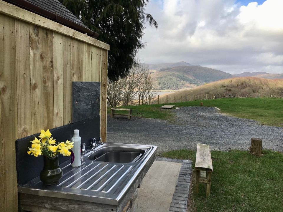 Washing-up sink with hill view