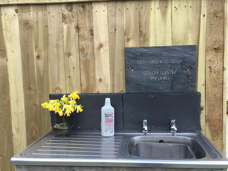 Outdoor washing-up sink