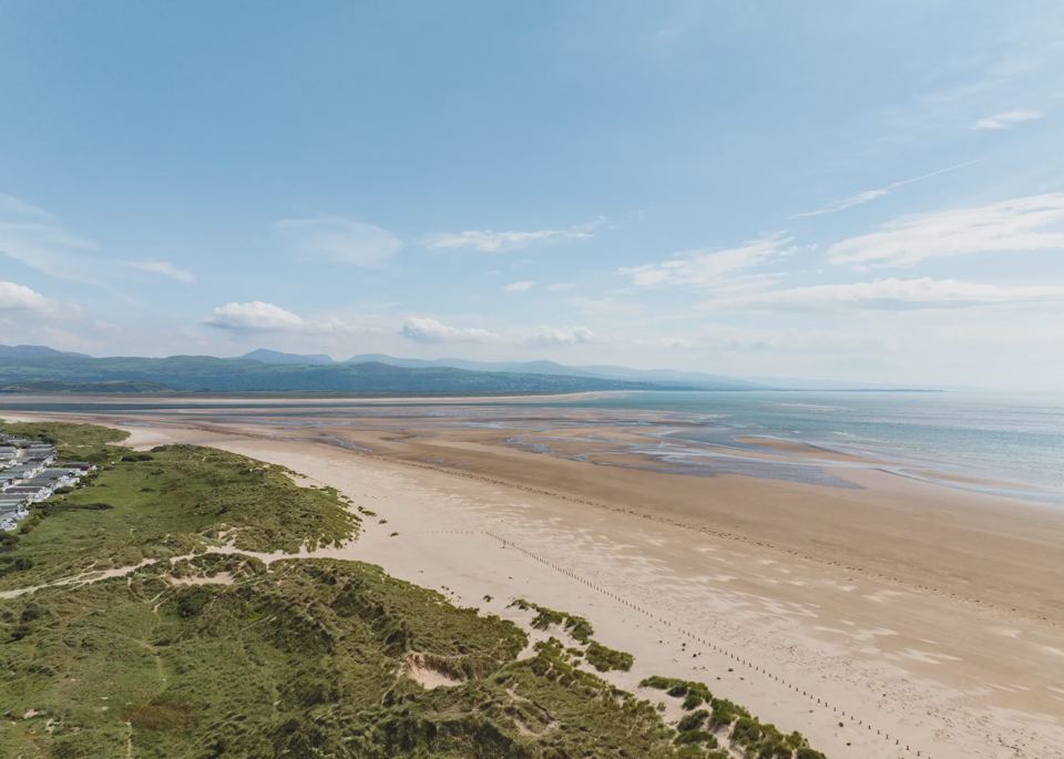 Sandy bay towards the mountains